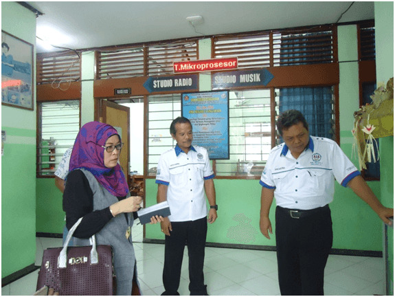 SALING BERBAGI ANTARA SMK N3 SINGARAJA  DENGAN SMK N5 MAJENE SULAWESI BARAT 