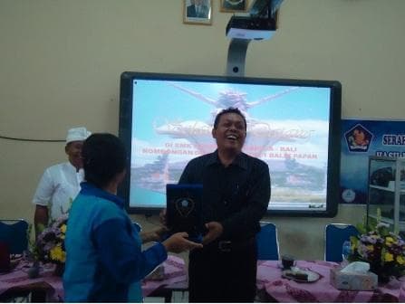 SMK NEGERI 3 SINGARAJA MENERIMA KUNJUNGAN  DARI TIM ADIWIYATA SMK NEGERI 1 BALIKPAPAN