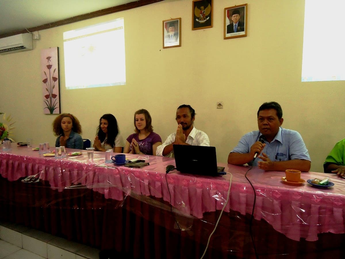 SMK NEGERI 3 SINGARAJA KOLABORASI  DENGAN OMUNITY BALI (SUDAJI)  DAN MAHASISWI AMERIKA