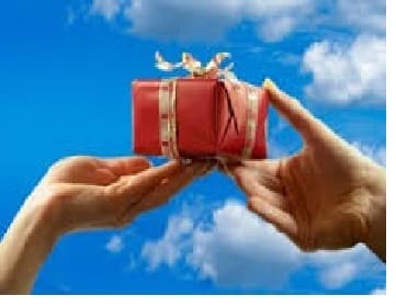 PEMBERIAN BINGKISAN OLEH UPJ TSM SMKN3 SINGARAJA PADA PELANGGAN SETIA