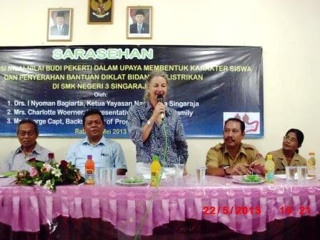 PENYERAHAN DANA BANTUAN BIDANG KELISTRIKAN DARI SWISS FOUNDATION DI SMK NEGERI 3 SINGARAJA