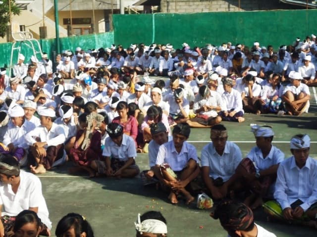SMK NEGERI 3 SINGARAJA MEPERINGATI TUMPEK UDUH DENGAN PERSEMBAHYANGAN BERSAMA